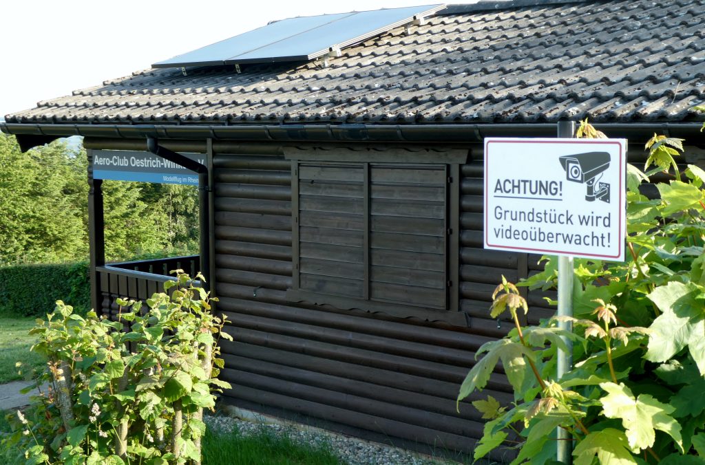 Warnschild Kamera Hütte